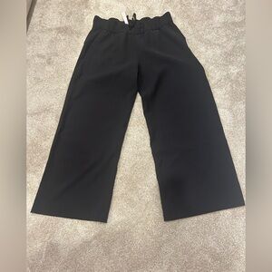 Black lulu lemon size 6 crop pant with pockets barely worn like new